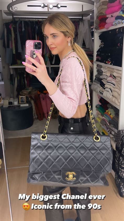 collezione chanel chiara ferragni|Chiara Ferragni con la Chanel gigante: la borsa più grande della .